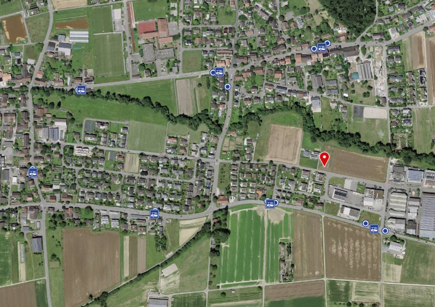 Luftbild der Umgebung mit Neubaustandort, Bushaltestellen und Schulanlage